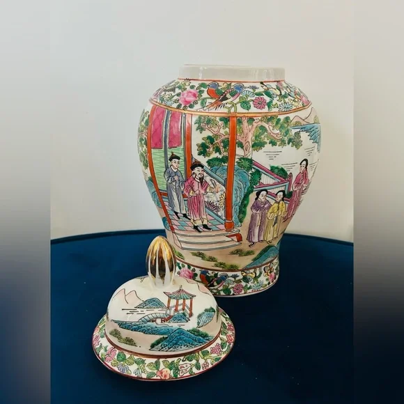 🛑SOLD🛑 Large Rose Medallion Porcelain Temple Jar - Picture 2 of 6